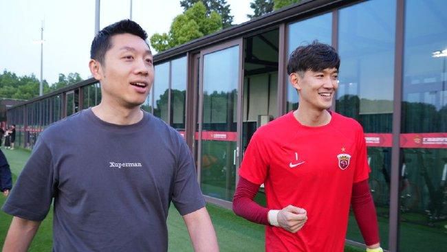 男人和女人在床上的app