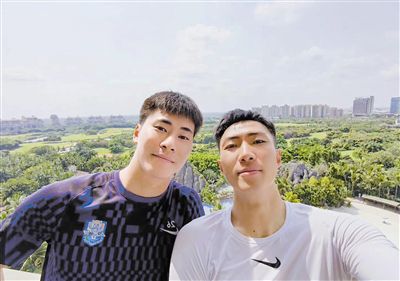 解开岳的丰满奶罩bd