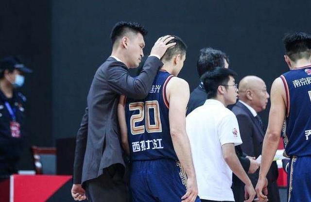 他每挺进一下女人就呻吟