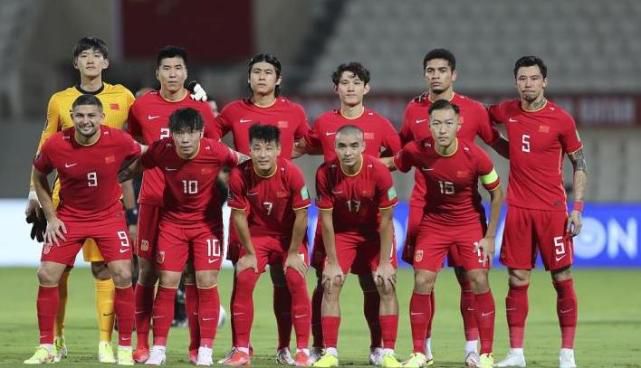 被主人穿丝袜憋尿然后堵尿